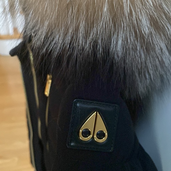 Moose Knuckles xs jacket. Fur hood liner is removable. - Picture 7 of 7